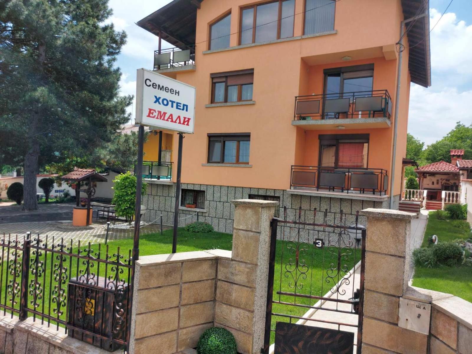 Family Hotel Emaly 1 Bankya Exterior photo